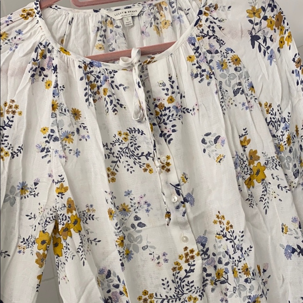 🔵Flirty floral blouse